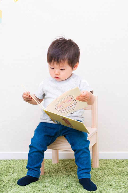 絵本を読む男の子