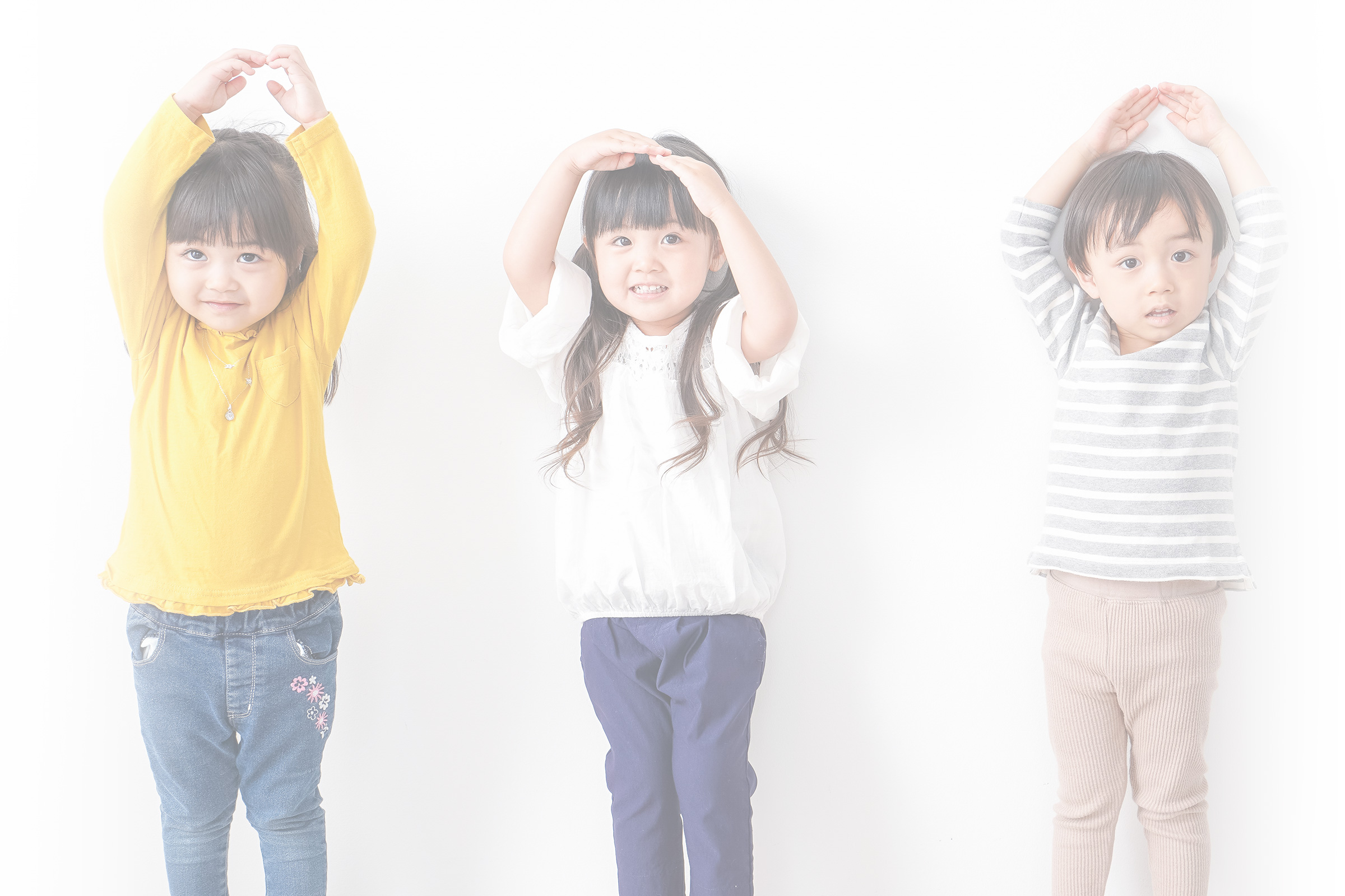笑顔で並ぶ二人の子ども